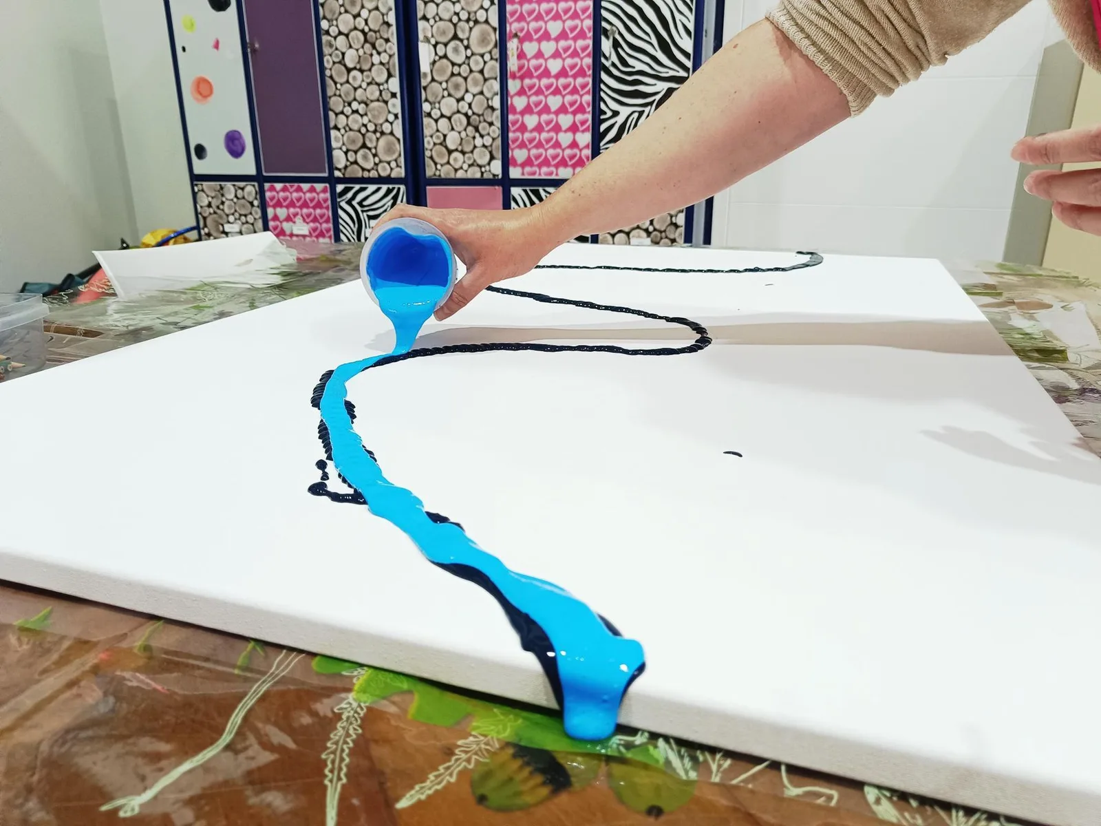 Creaci&oacute;n de cuadros y obras art&iacute;sticas en el centro ocupacional