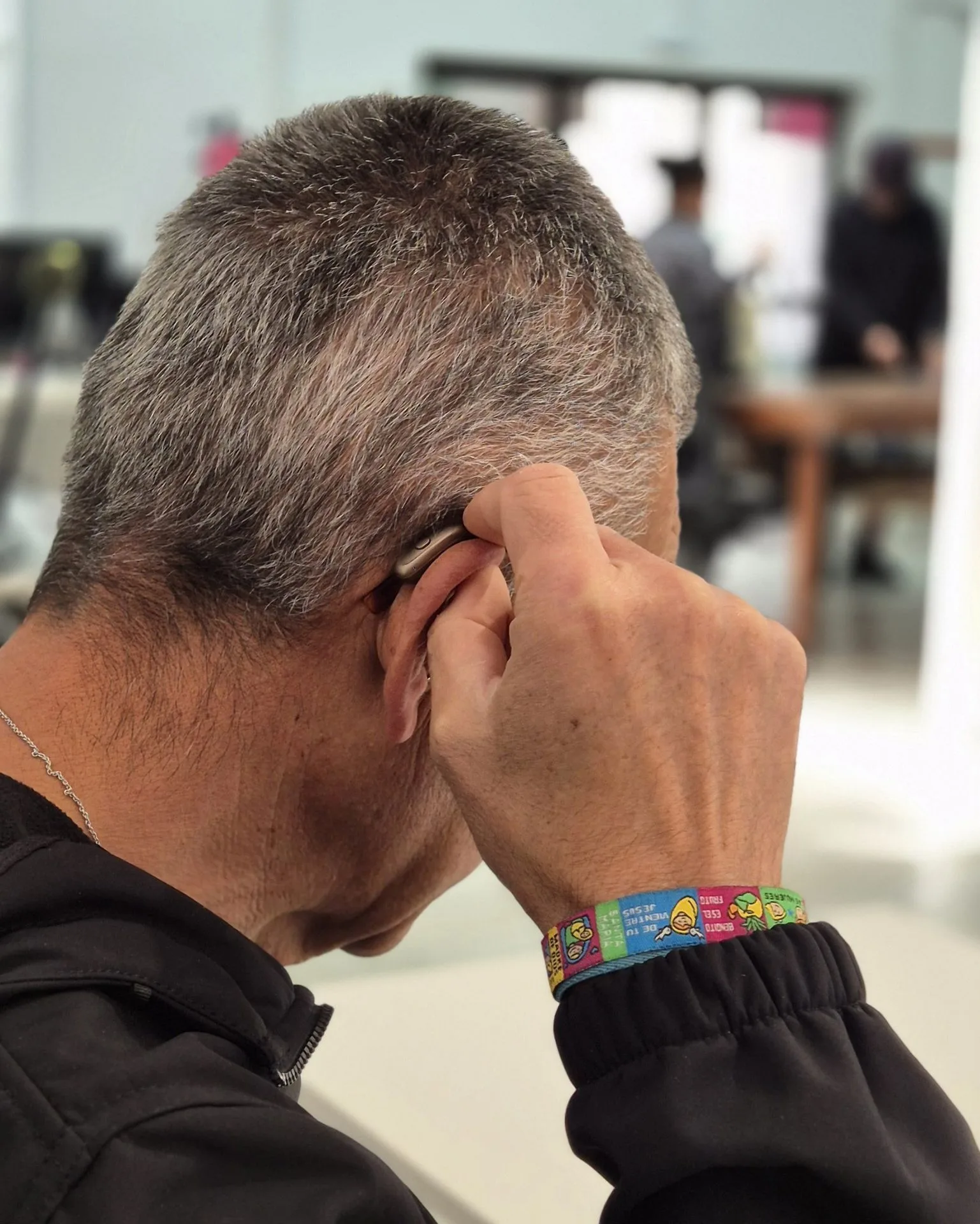 Atenci&oacute;n personalizada a una persona mayor con p&eacute;rdida auditiva