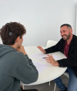 ¿Ayudar o sobreproteger? Cómo favorecer la autonomía de las personas jóvenes con sordera